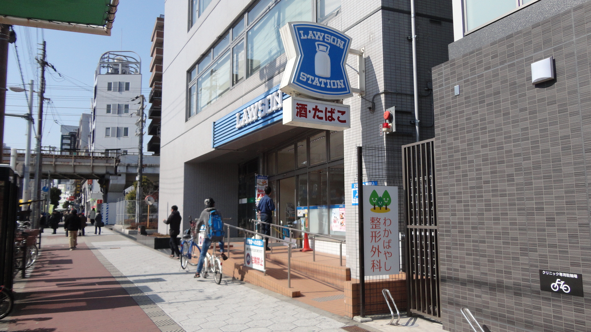 コンビ二：ローソン玉造駅前店　216m