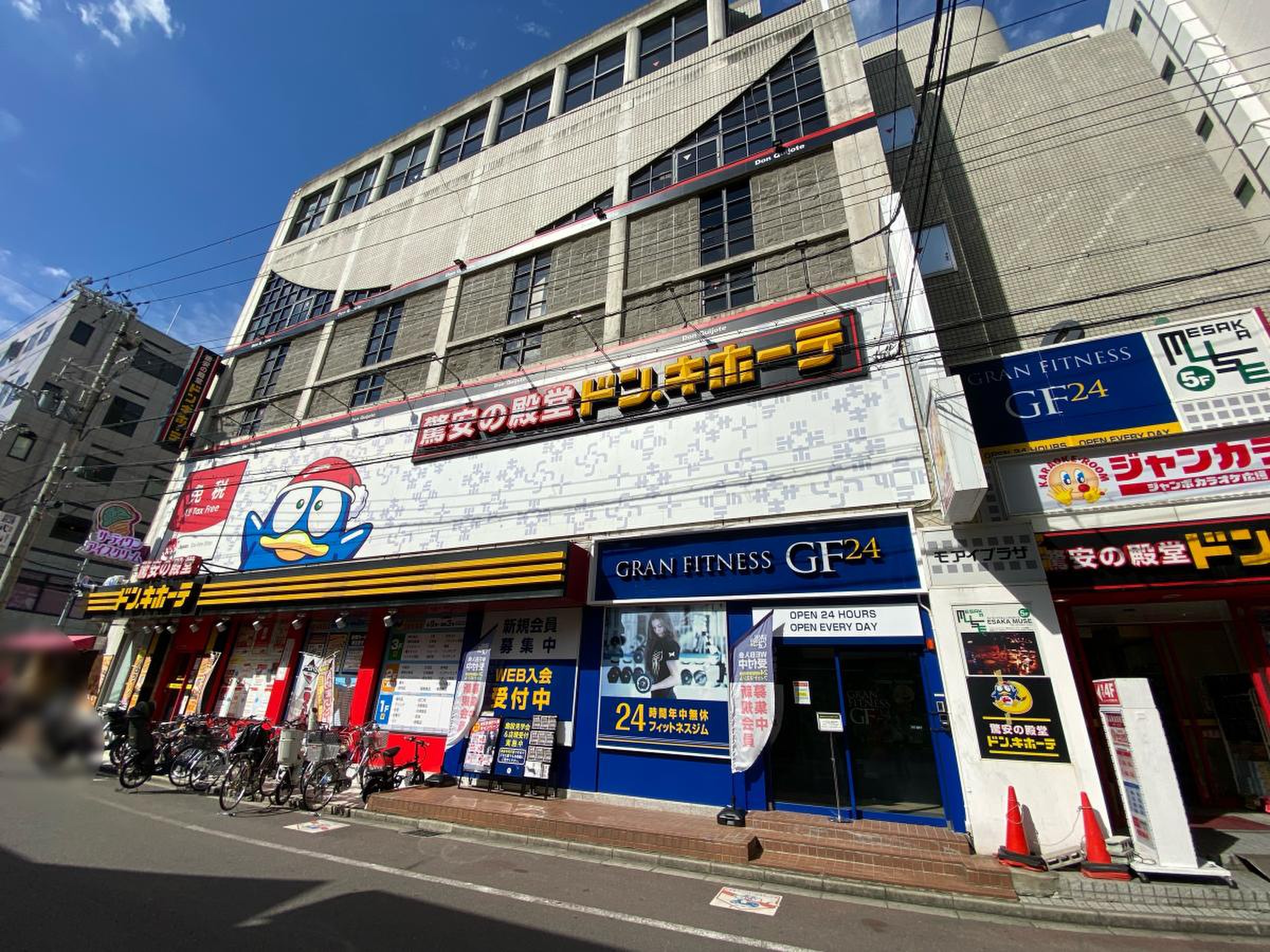 ショッピング施設：ﾄﾞﾝ･ｷﾎｰﾃ 吹田江坂店　607m