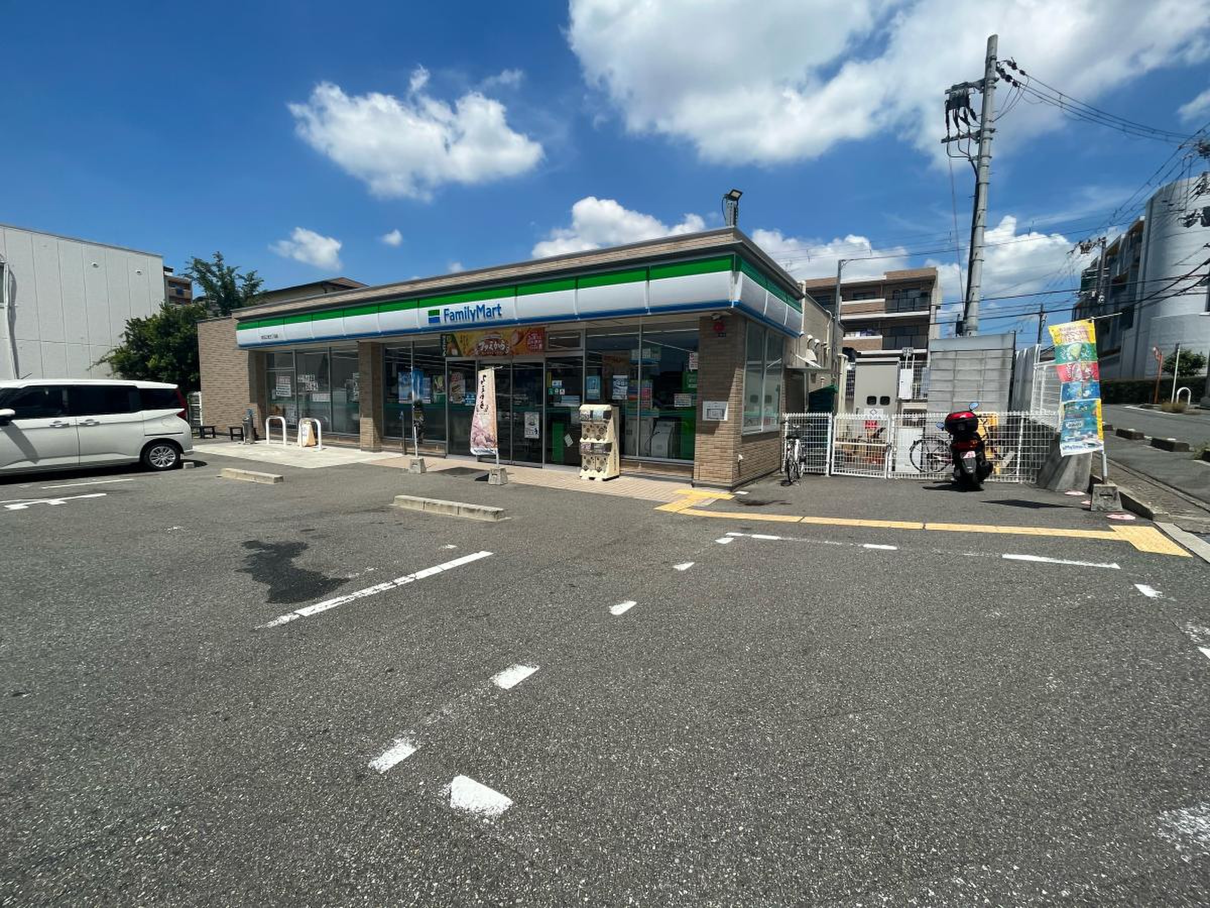 コンビ二：ﾌｧﾐﾘｰﾏｰﾄ 吹田江坂五丁目店　124m