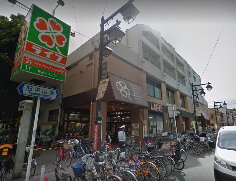 スーパー：ﾗｲﾌ 仲宿店　62m