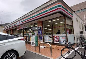 コンビ二：セブンイレブン　足立区六町　580m