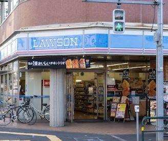 コンビ二：ローソン　足立区六町駅前店　569m
