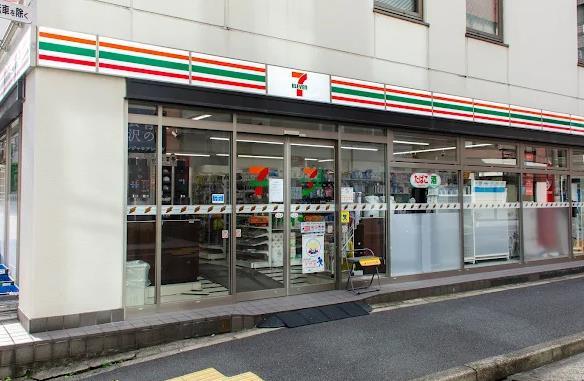 コンビ二：セブンイレブン 神田錦町2丁目店　46m