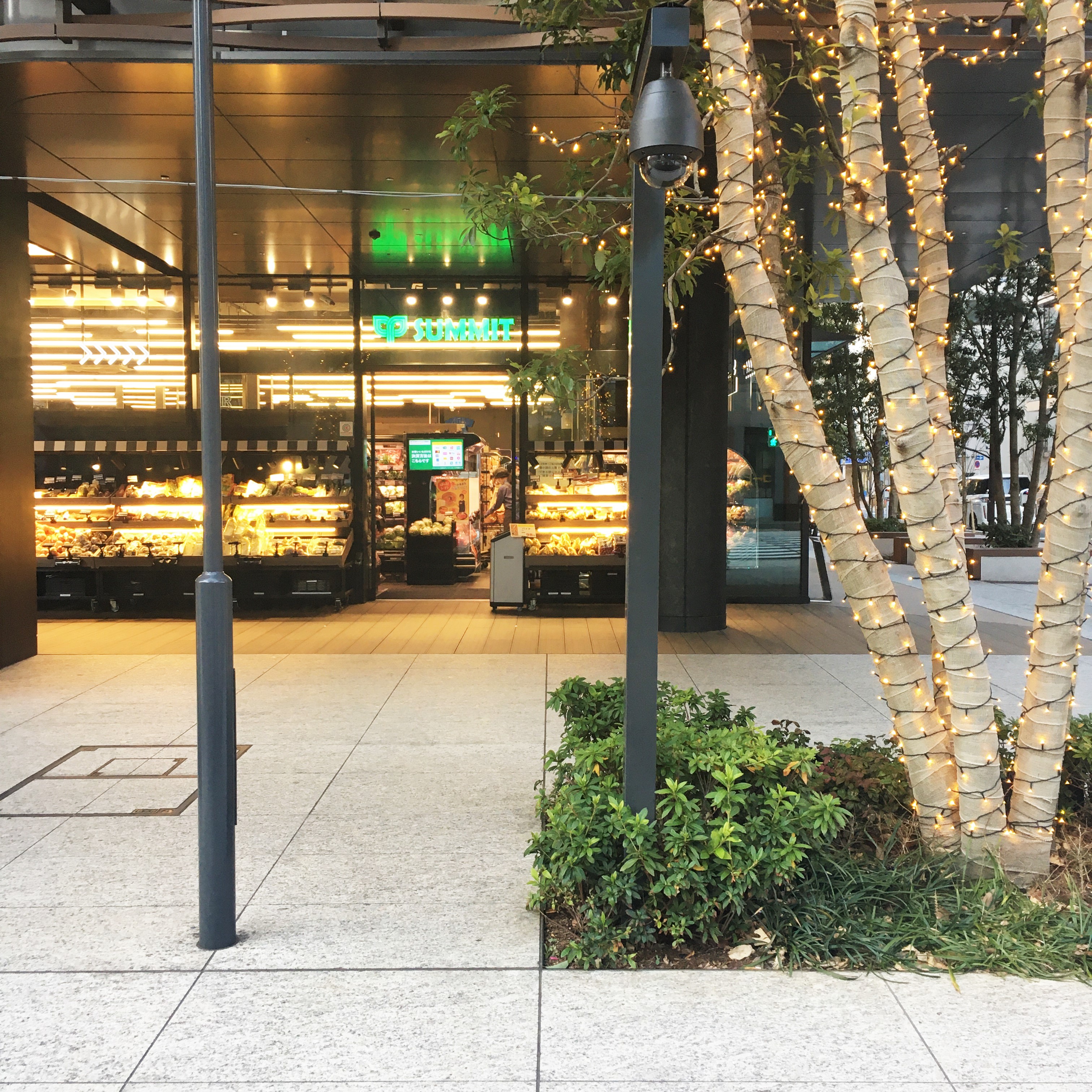 スーパー：サミットストア神田スクエア店　211m