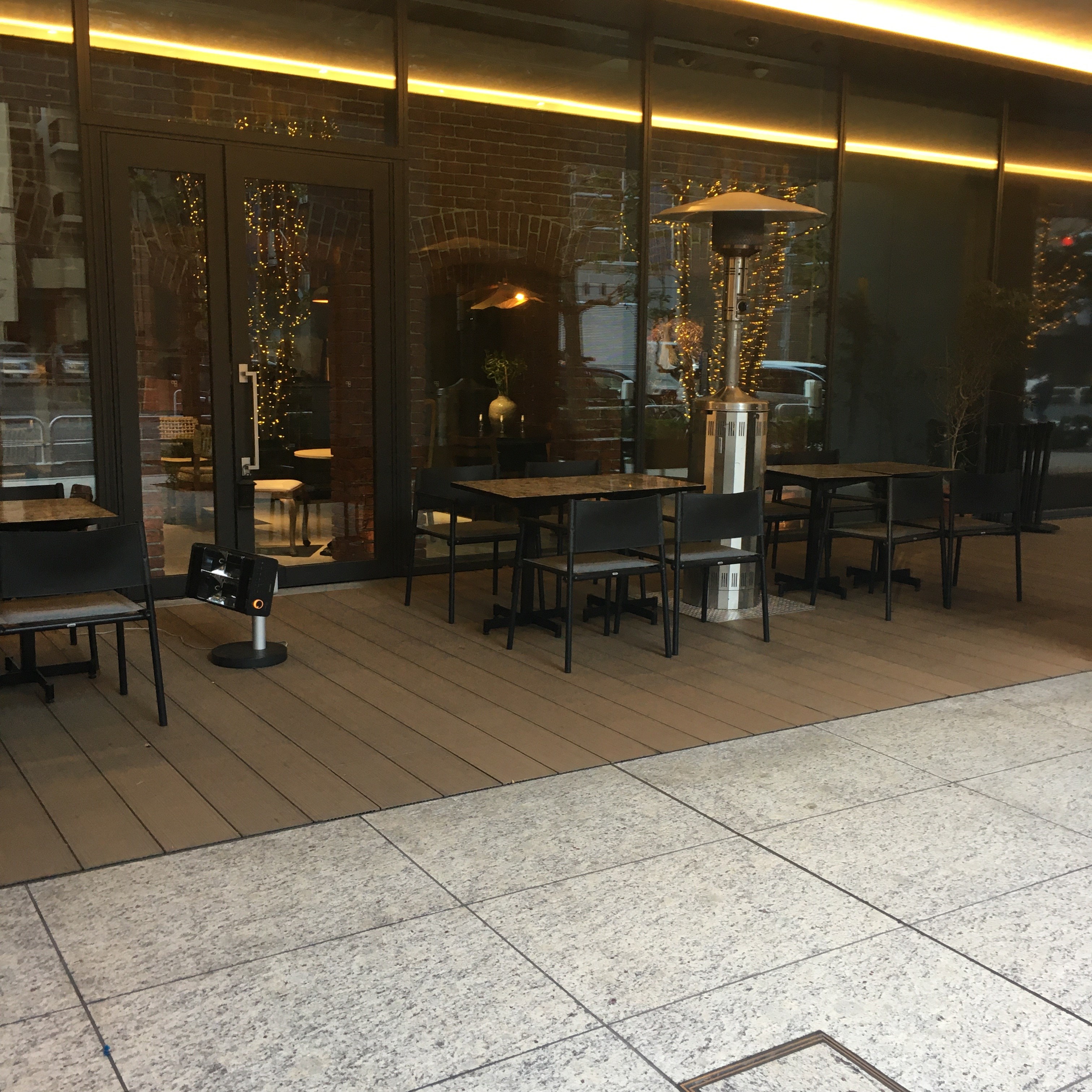 レストラン：POINT ET LIGNE　227m