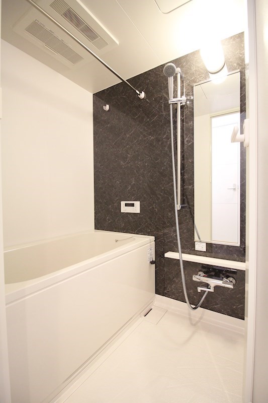 デザインパネルがおしゃれな浴室。高温差湯式追焚機能あり。