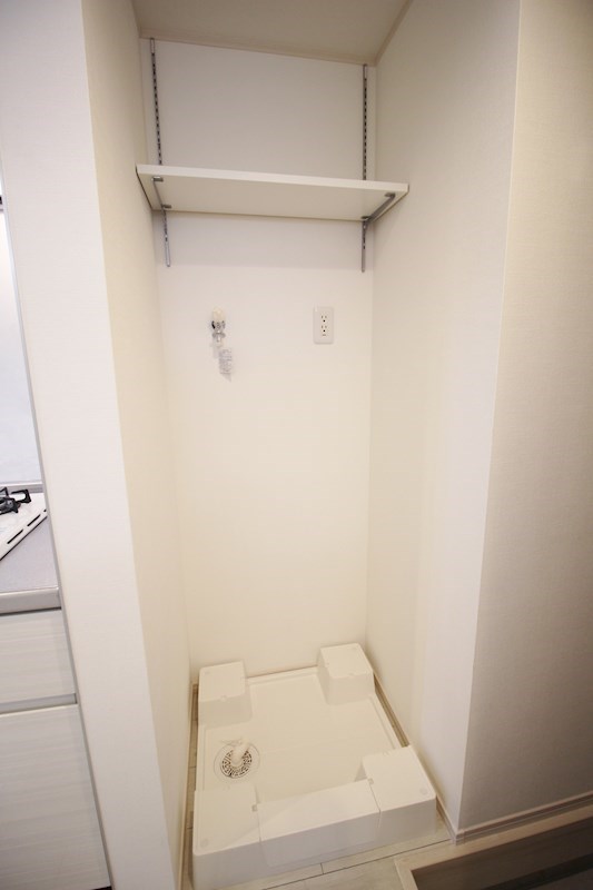 室内洗濯機置き場あり。上部には便利な棚板があります。