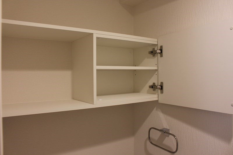 トイレ上部には収納棚があり、空間を清潔に保てます