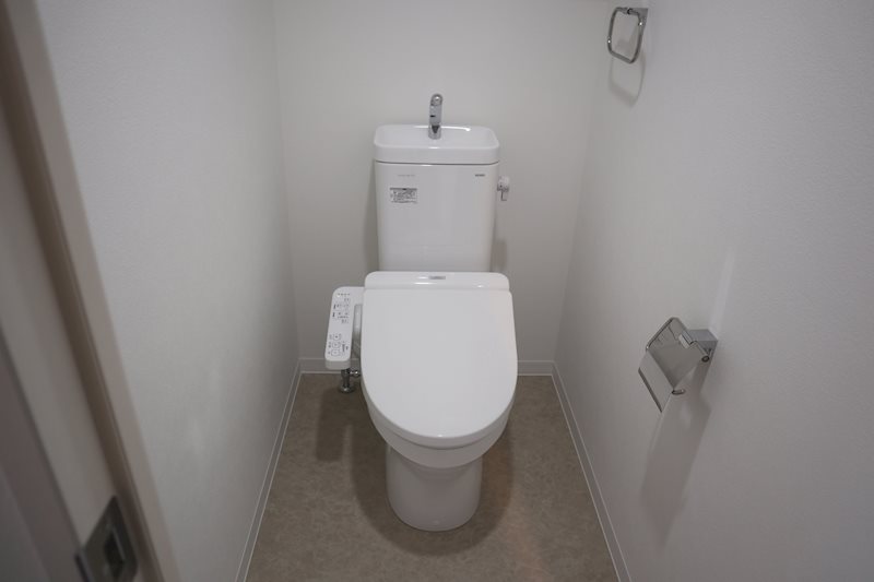 1号室トイレ。全タイプ温水洗浄便座付き。
