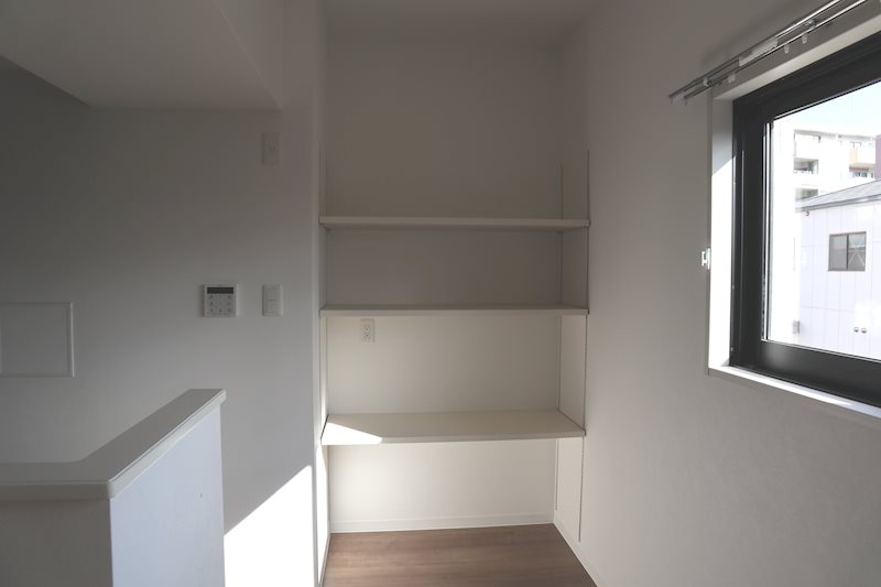 1号室キッチン横棚。上下可動が出来ますので便利です。