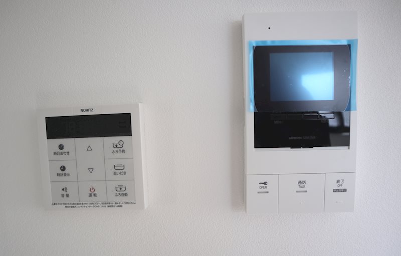 テレビモニターインターホン。給湯器リモコン。