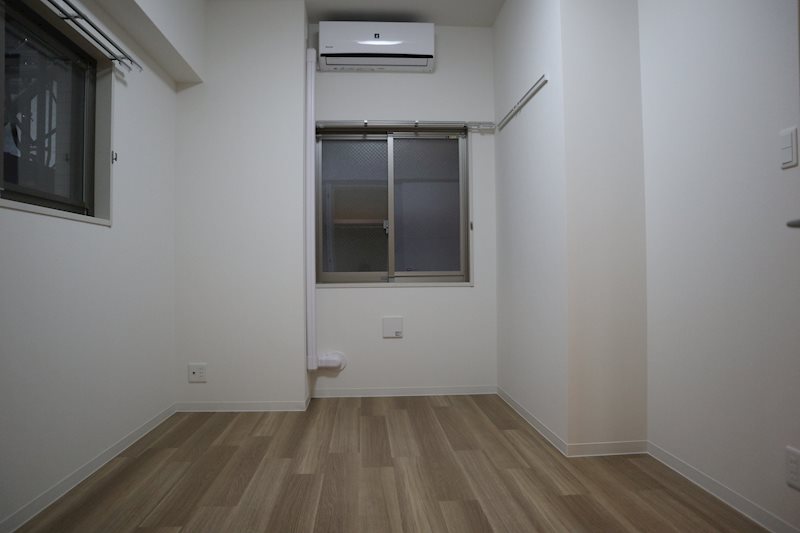 エアコン付きのお部屋ですので寝室にぴったり♪クローゼットも収納力があります。