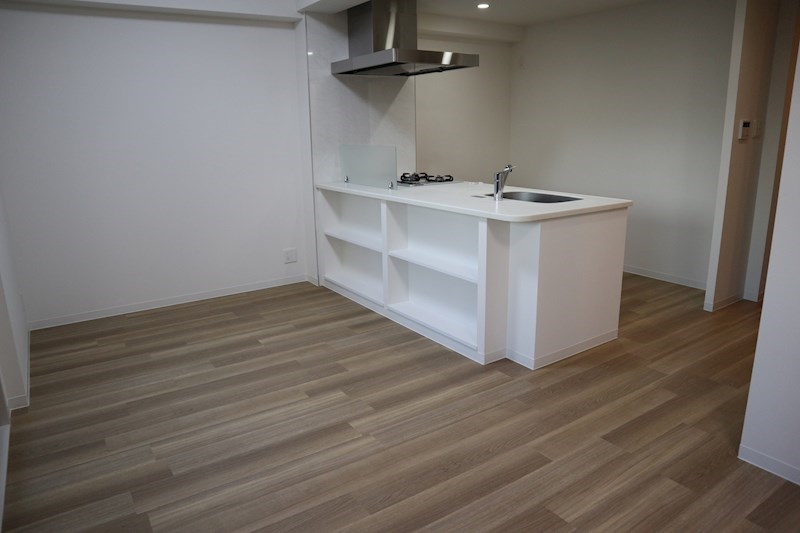 カウンターキッチンの下に収納あります。収納するところが多いと助かります♪