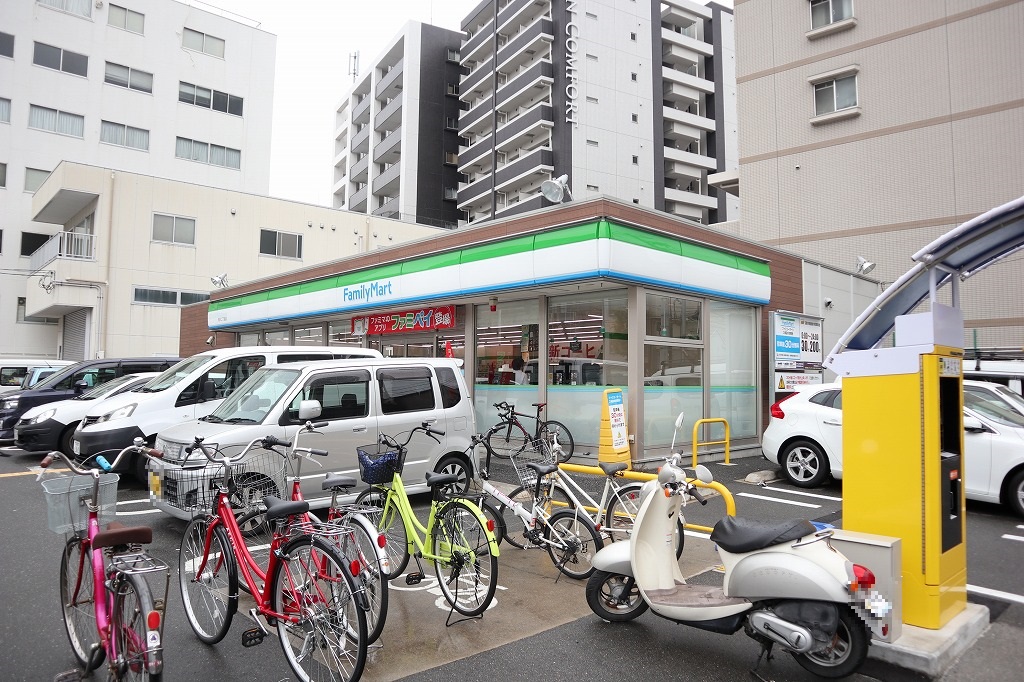 コンビ二：ﾌｧﾐﾘｰﾏｰﾄ 桜川二丁目店　353m