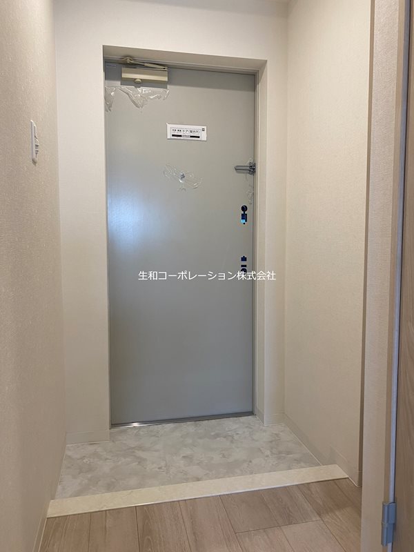 ダブルロック付の玄関♪姿見鏡付きシューズボックス♪