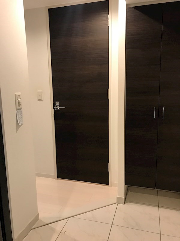 タイル調の玄関