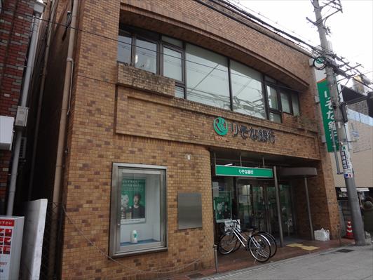銀行：りそな銀行　岡本支店　526m