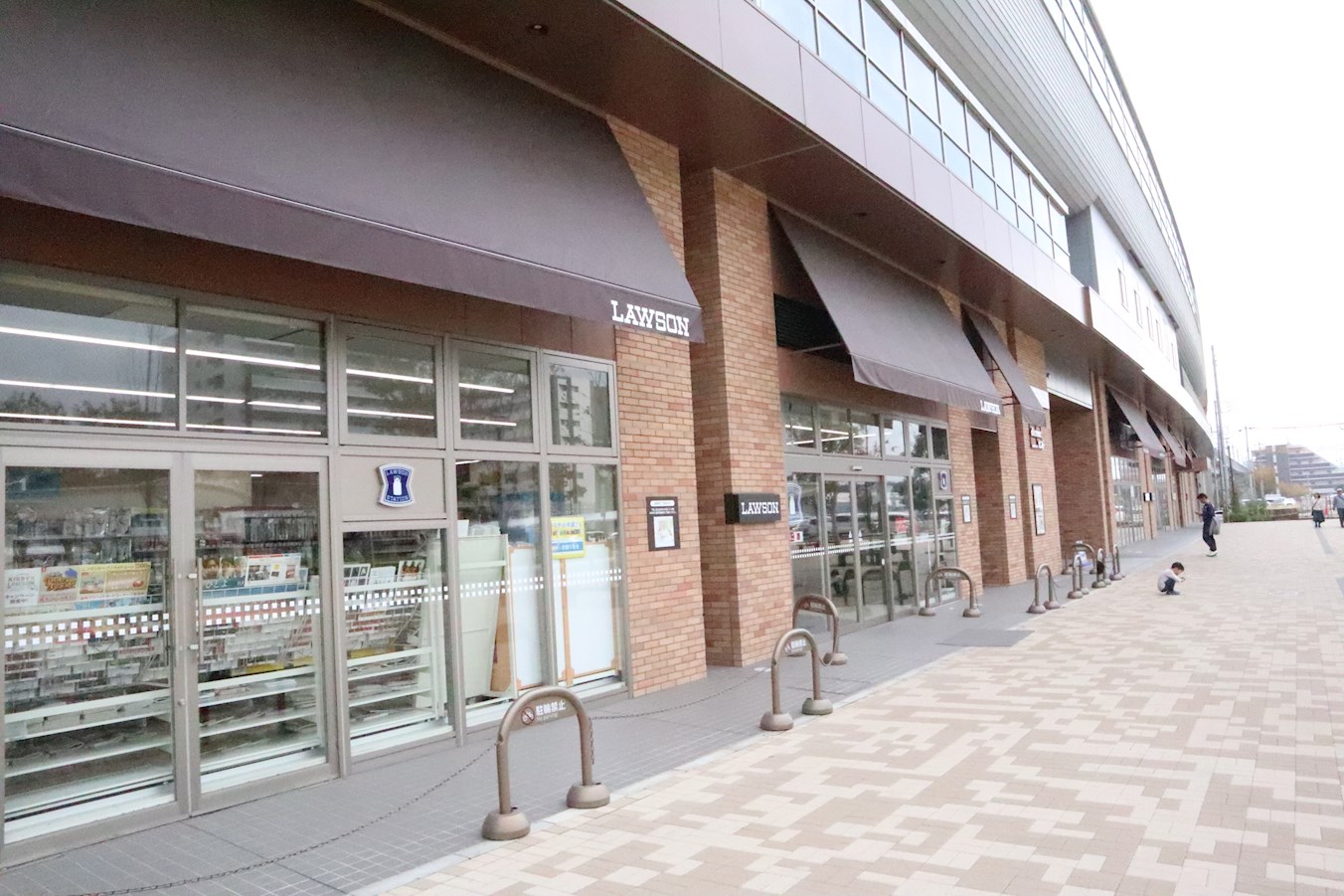 コンビ二：ﾛｰｿﾝ 流山おおたかの森駅西店　1157m
