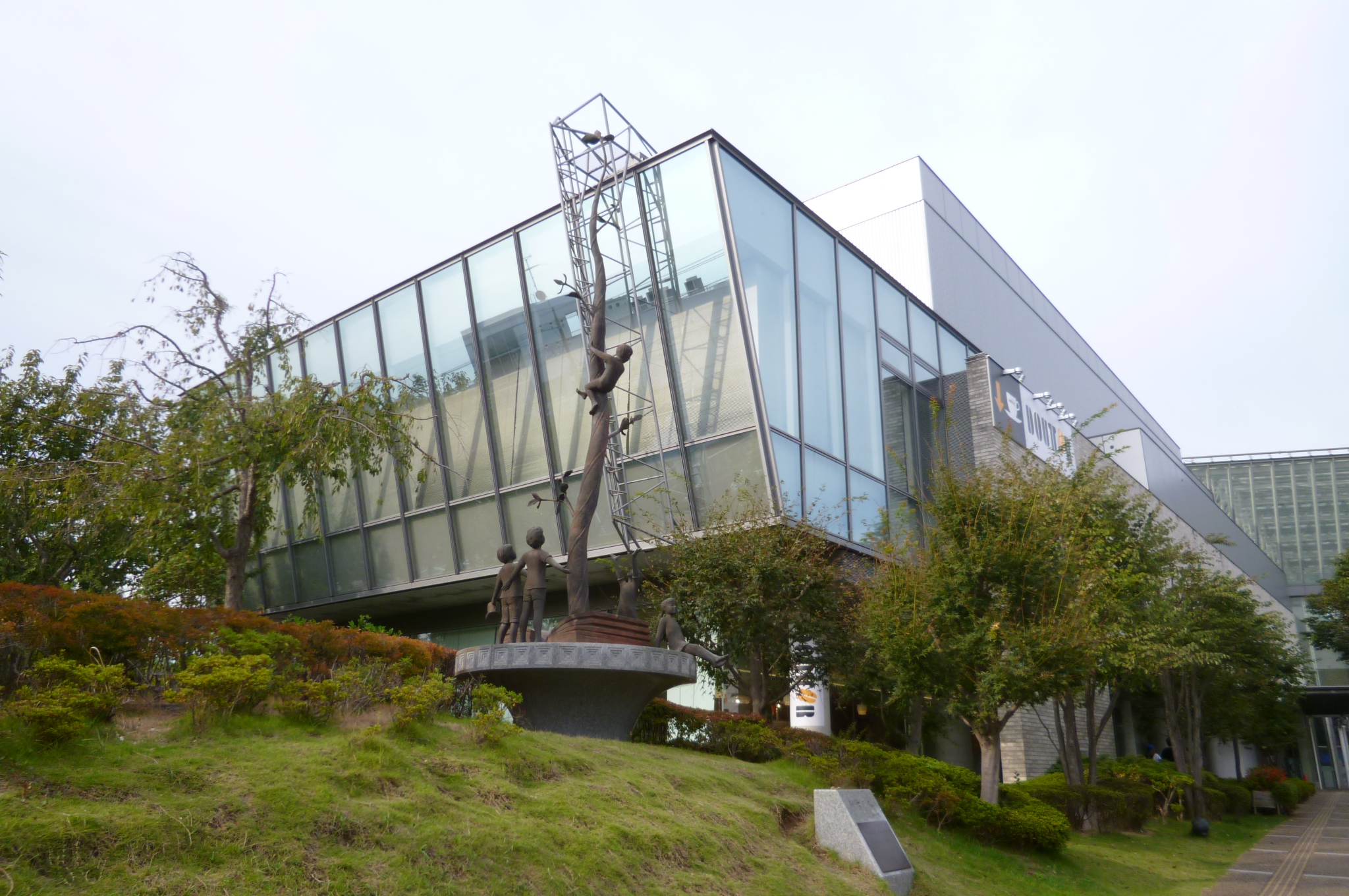 図書館：千葉市中央図書館　1180m