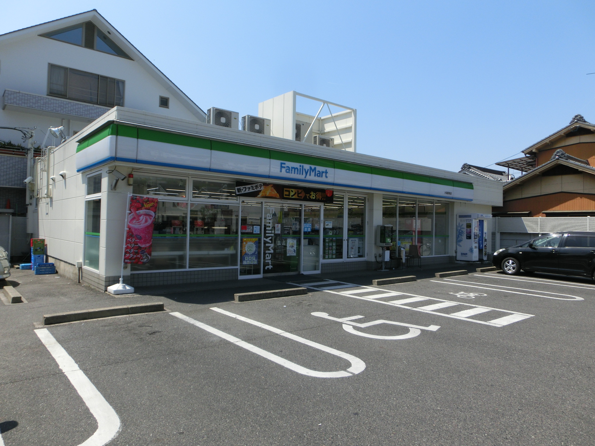 コンビ二：ﾌｧﾐﾘｰﾏｰﾄ 大森駅南店　5225m