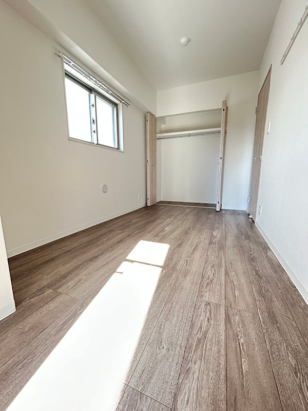 偶数階・奇数階で建具の色が異なります。