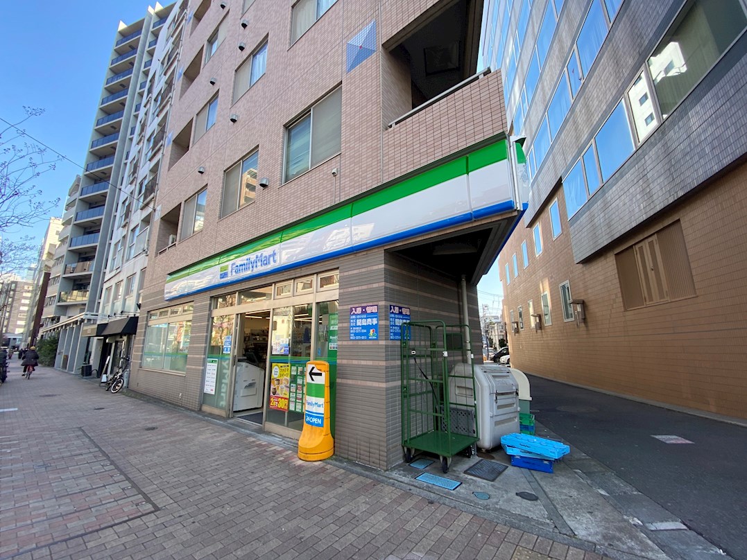 コンビ二：ﾌｧﾐﾘｰﾏｰﾄ 渋谷本町三丁目店　828m