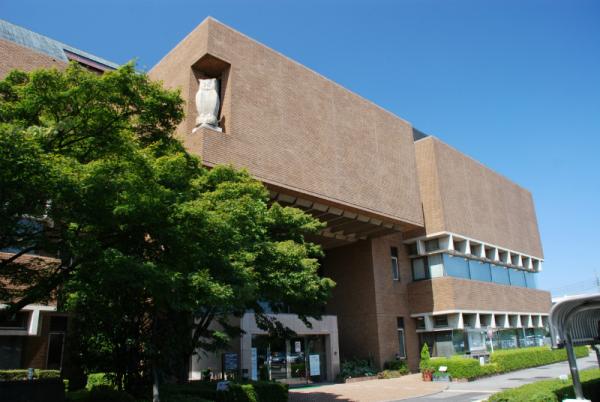 図書館：戸田市立図書館　708m
