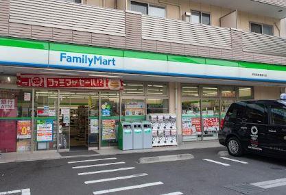 コンビ二：ﾌｧﾐﾘｰﾏｰﾄ 新宿税務署通り店　398m