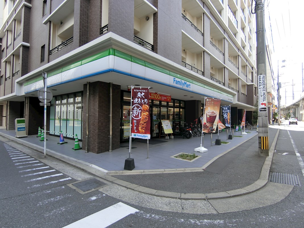 コンビ二：ﾌｧﾐﾘｰﾏｰﾄ RJRﾌﾟﾚｼｱ博多駅前店　403m