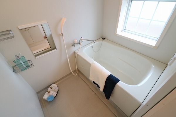 換気のできる窓付の浴室※小物はついていません