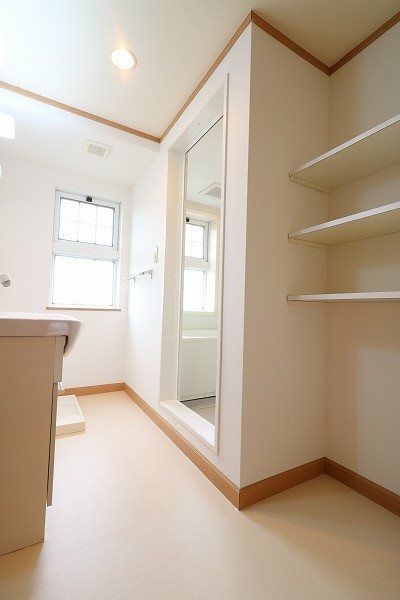 便利な棚付、換気のできる窓付の洗面所。