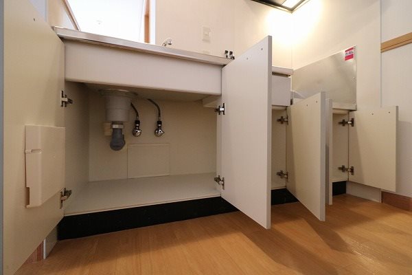 キッチン下部の扉付収納