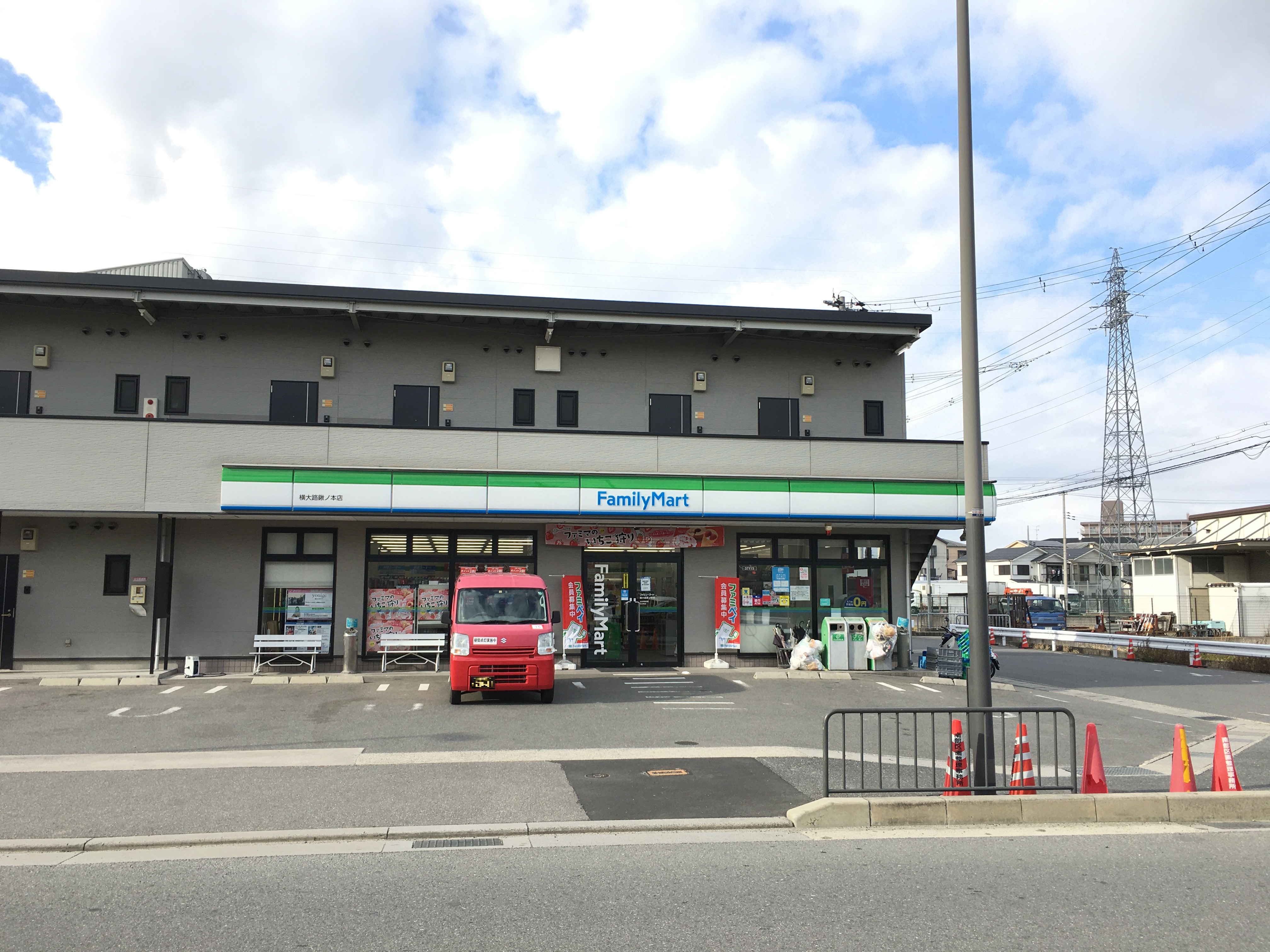 コンビ二：ﾌｧﾐﾘｰﾏｰﾄ 横大路鍬ﾉ本店　422m
