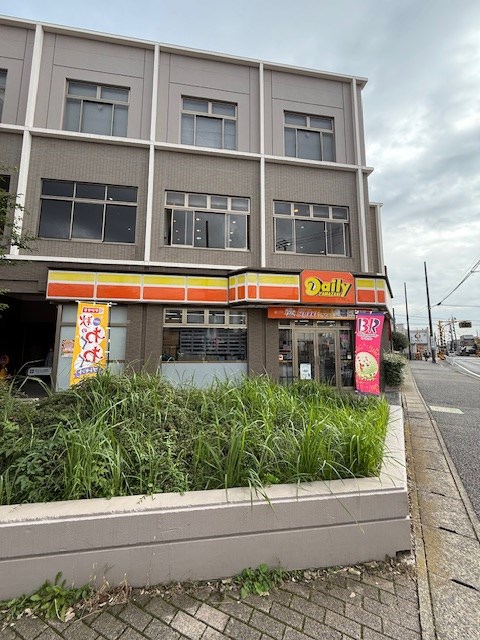 コンビ二：デイリーヤマザキ 薬園台駅前店　193m