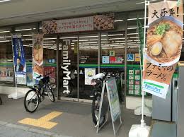 コンビ二：ﾌｧﾐﾘｰﾏｰﾄ 北巽駅西店　907m