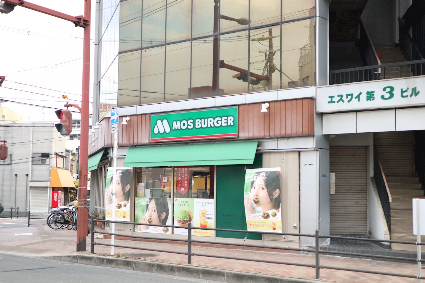 レストラン：ﾓｽﾊﾞｰｶﾞｰ萱島店　302m