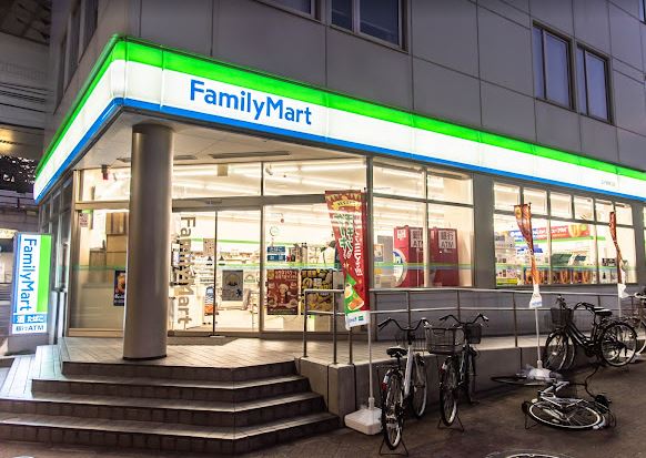 コンビ二：ﾌｧﾐﾘｰﾏｰﾄ 王子駅南口店　346m