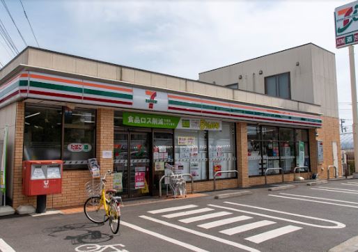 コンビ二：セブンイレブン 国領店　355m