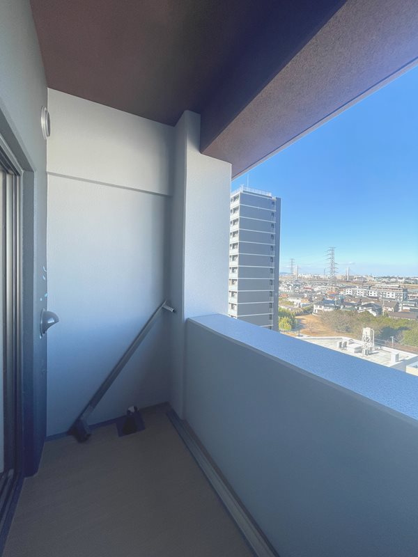 9階同じタイプの部屋のバルコニーです。