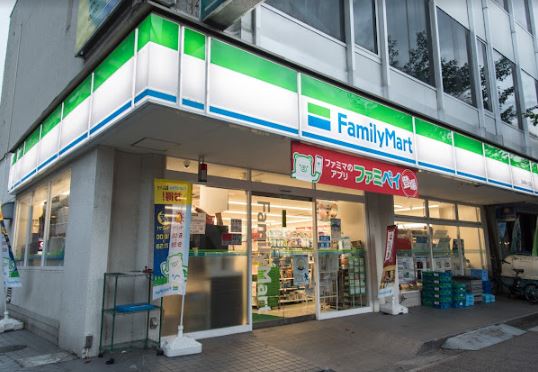 コンビ二：ファミリーマート 聖蹟桜ヶ丘店　279m