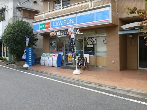 コンビ二：ローソン 世田谷山下駅前店　357m