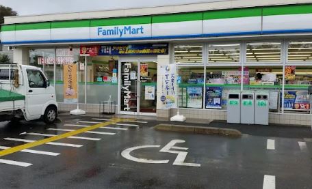 コンビ二：ファミリーマート さいたま南部領辻店　305m