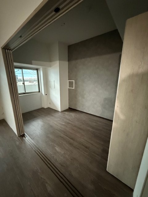 バルコニー側洋室