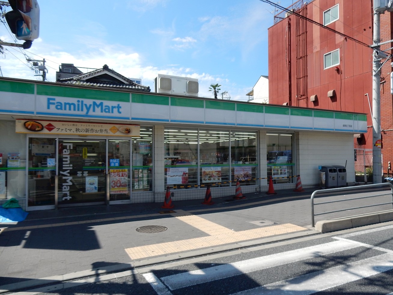 コンビ二：ﾌｧﾐﾘｰﾏｰﾄ 成育五丁目店　207m