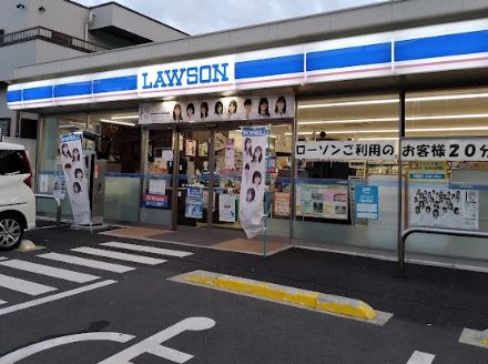 コンビ二：ﾛｰｿﾝ 草加氷川町南店　311m