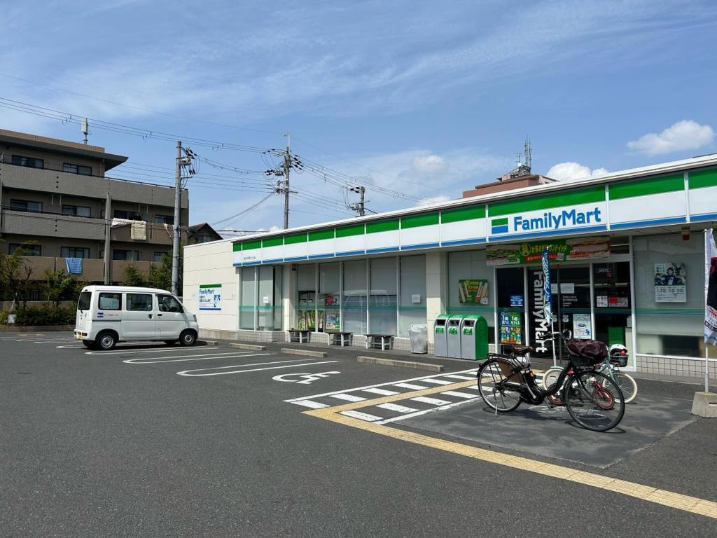 コンビ二：ﾌｧﾐﾘｰﾏｰﾄ 佐井寺南が丘店　129m
