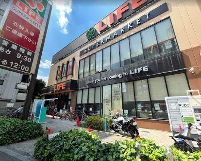 スーパー：ライフ若松河田駅前店　367m