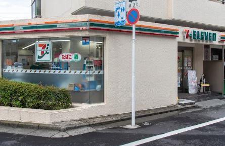 コンビ二：セブンイレブン 北参道駅前店　29m