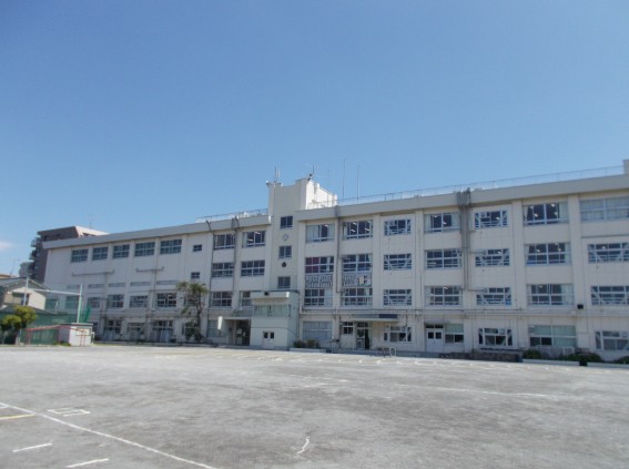 小学校：江戸川区立下鎌田東小学校　518m