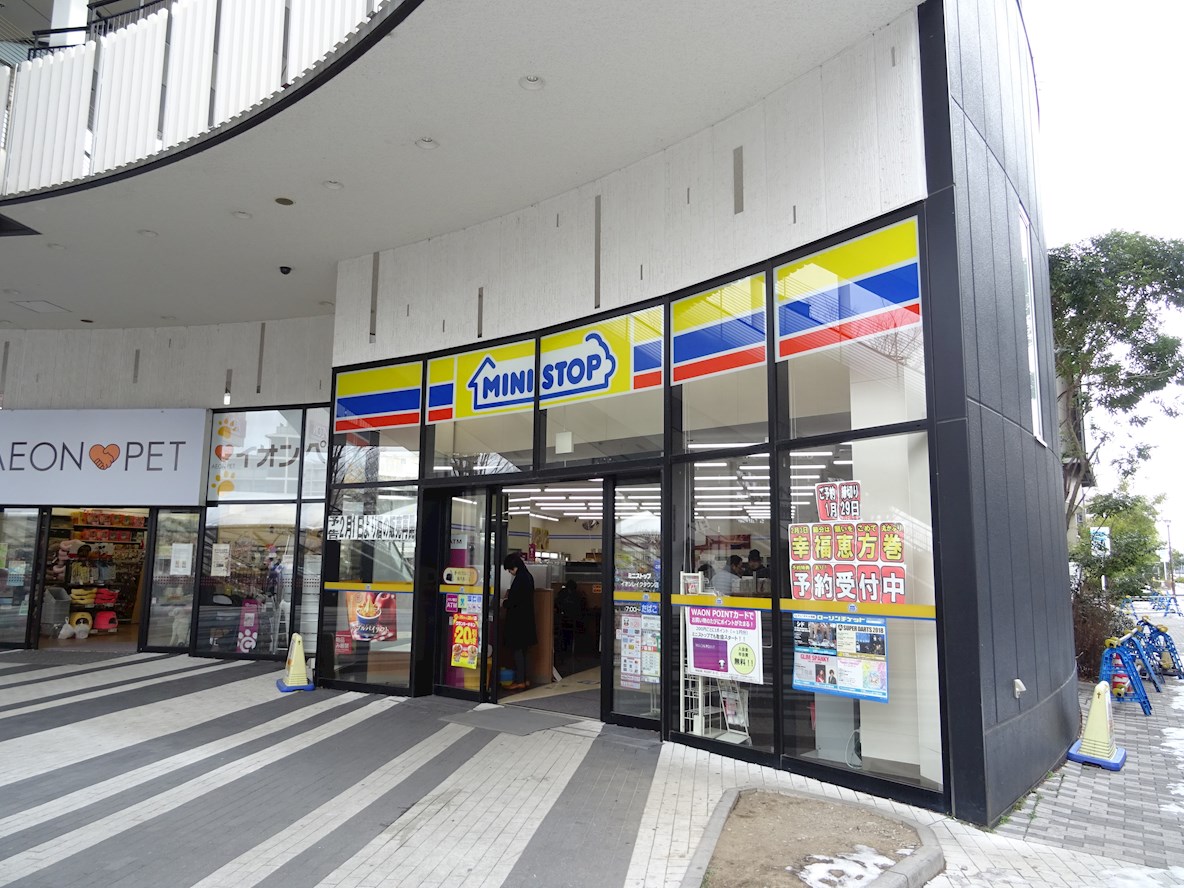 コンビ二：ﾐﾆｽﾄｯﾌﾟ ｲｵﾝﾚｲｸﾀｳﾝ店　22m